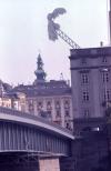Nike auf dem Dach der Kunstuni, im Vordergrund Nibelungenbrücke, 1977 (Laurids Ortner)